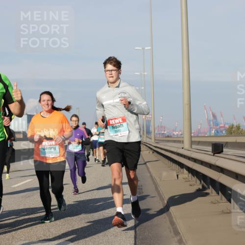 03.10.2025 - Köhlbrandbrückenlauf Jannik Wohlers http://msf.ph/oto/9082652 03.10.2025 09:55:14 Position 3 3321, 2711, 1350, 2040 meine-sportfotos.de