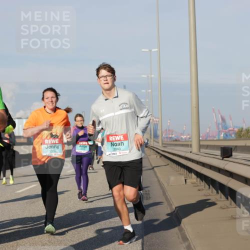 03.10.2025 - Köhlbrandbrückenlauf Jannik Wohlers http://msf.ph/oto/9082665 03.10.2025 09:55:14 Position 3 321, 2711, 1350, 2040 meine-sportfotos.de