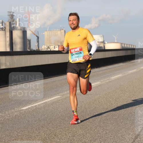 03.10.2025 - Köhlbrandbrückenlauf Lena Gebhardt http://msf.ph/oto/9096863 03.10.2025 09:33:17 Position 2 3590 meine-sportfotos.de