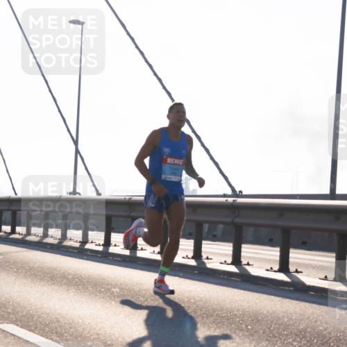03.10.2025 - Köhlbrandbrückenlauf Strokosch-Dieckow http://msf.ph/oto/9099745 03.10.2025 09:15:29 Position 1  meine-sportfotos.de
