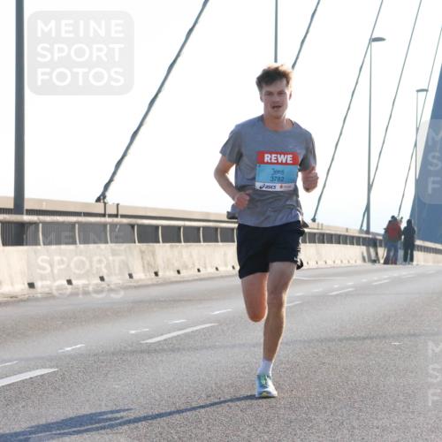 03.10.2025 - Köhlbrandbrückenlauf Strokosch-Dieckow http://msf.ph/oto/9099859 03.10.2025 09:16:47 Position 1 3782 meine-sportfotos.de