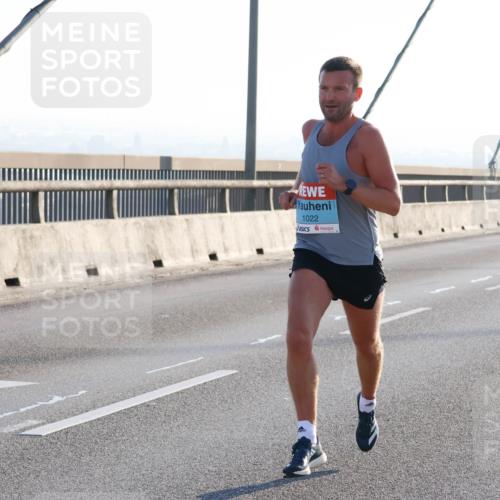 03.10.2025 - Köhlbrandbrückenlauf Strokosch-Dieckow http://msf.ph/oto/9100201 03.10.2025 09:18:18 Position 1 1022 meine-sportfotos.de
