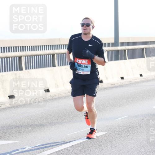 03.10.2025 - Köhlbrandbrückenlauf Strokosch-Dieckow http://msf.ph/oto/9100900 03.10.2025 09:20:06 Position 1 1085 meine-sportfotos.de