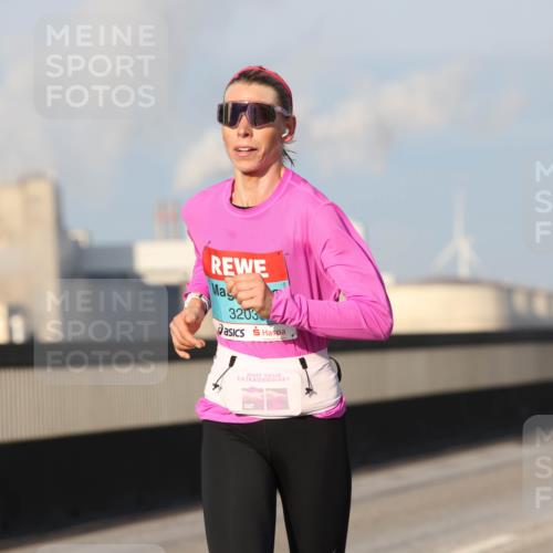 03.10.2025 - Köhlbrandbrückenlauf Lena Gebhardt http://msf.ph/oto/9100966 03.10.2025 09:36:24 Position 2 60, 3203 meine-sportfotos.de