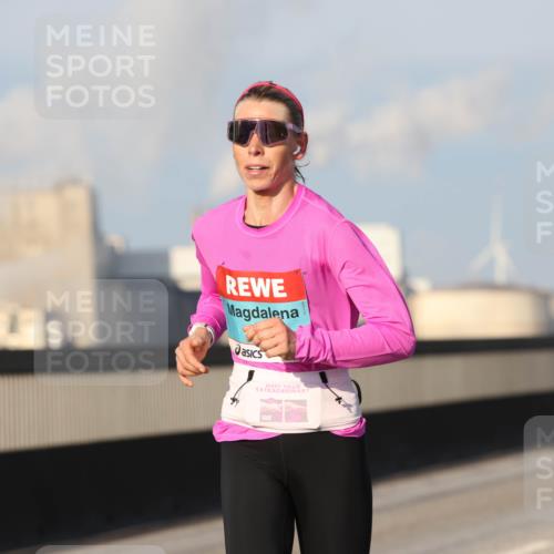 03.10.2025 - Köhlbrandbrückenlauf Lena Gebhardt http://msf.ph/oto/9100981 03.10.2025 09:36:24 Position 2  meine-sportfotos.de