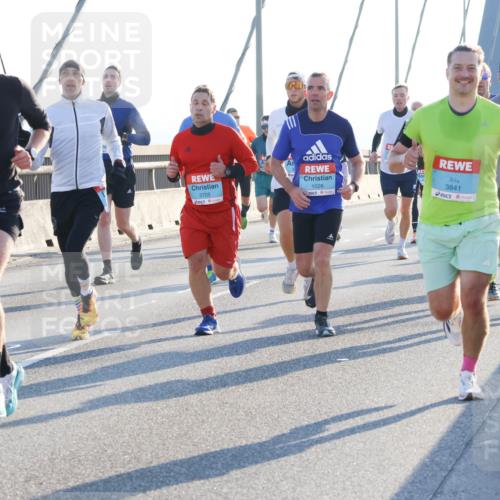 03.10.2025 - Köhlbrandbrückenlauf Strokosch-Dieckow http://msf.ph/oto/9101016 03.10.2025 09:20:23 Position 1 353, 3705, 1028, 3841, 3785 meine-sportfotos.de