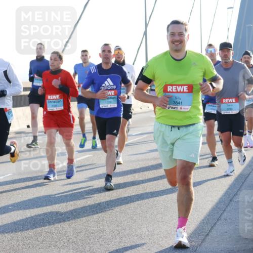 03.10.2025 - Köhlbrandbrückenlauf Strokosch-Dieckow http://msf.ph/oto/9101051 03.10.2025 09:20:24 Position 1 3705, 1028, 3841, 1040, 3785 meine-sportfotos.de