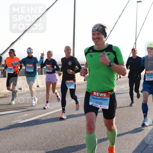 03.10.2025 - Köhlbrandbrückenlauf Strokosch-Dieckow http://msf.ph/oto/9101084 03.10.2025 09:20:29 Position 1 3702, 1020, 2703, 1050 meine-sportfotos.de