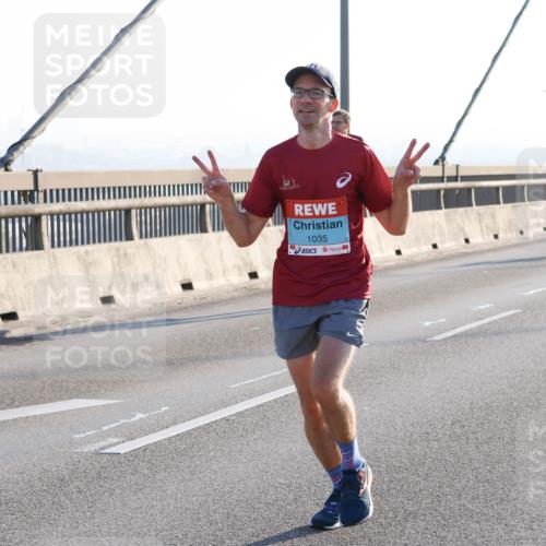 03.10.2025 - Köhlbrandbrückenlauf Strokosch-Dieckow http://msf.ph/oto/9101175 03.10.2025 09:20:33 Position 1 1035 meine-sportfotos.de