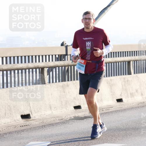 03.10.2025 - Köhlbrandbrückenlauf Strokosch-Dieckow http://msf.ph/oto/9101209 03.10.2025 09:20:35 Position 1 1090 meine-sportfotos.de