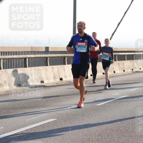 03.10.2025 - Köhlbrandbrückenlauf Strokosch-Dieckow http://msf.ph/oto/9101764 03.10.2025 09:22:10 Position 1 1215, 3205 meine-sportfotos.de
