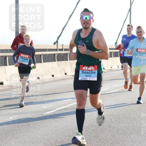 03.10.2025 - Köhlbrandbrückenlauf Strokosch-Dieckow http://msf.ph/oto/9101788 03.10.2025 09:22:11 Position 1 5, 2997, 3205, 1639 meine-sportfotos.de