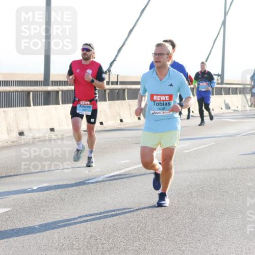 03.10.2025 - Köhlbrandbrückenlauf Strokosch-Dieckow http://msf.ph/oto/9101796 03.10.2025 09:22:12 Position 1 2997, 1639 meine-sportfotos.de