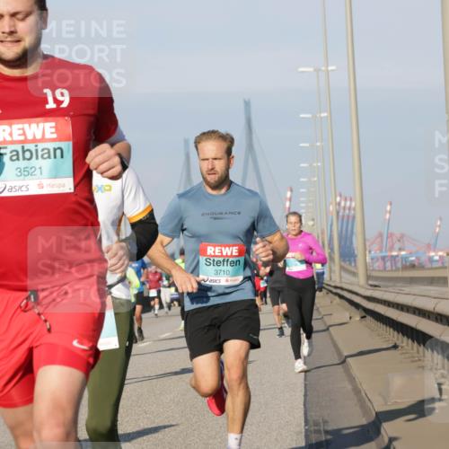 03.10.2025 - Köhlbrandbrückenlauf Jannik Wohlers http://msf.ph/oto/9101839 03.10.2025 09:49:14 Position 3 19, 3521, 3710 meine-sportfotos.de