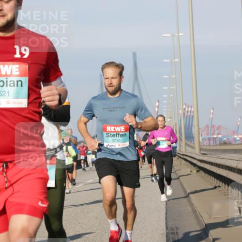 03.10.2025 - Köhlbrandbrückenlauf Jannik Wohlers http://msf.ph/oto/9101846 03.10.2025 09:49:14 Position 3 19, 3521, 3710 meine-sportfotos.de