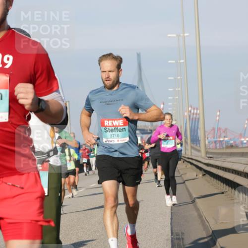 03.10.2025 - Köhlbrandbrückenlauf Jannik Wohlers http://msf.ph/oto/9101852 03.10.2025 09:49:15 Position 3 19, 3521, 3710 meine-sportfotos.de