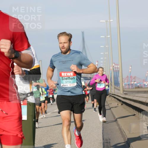 03.10.2025 - Köhlbrandbrückenlauf Jannik Wohlers http://msf.ph/oto/9101857 03.10.2025 09:49:15 Position 3 19, 3521, 3710 meine-sportfotos.de