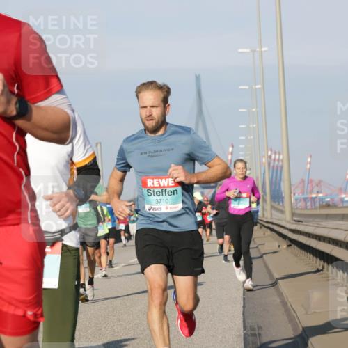 03.10.2025 - Köhlbrandbrückenlauf Jannik Wohlers http://msf.ph/oto/9101860 03.10.2025 09:49:15 Position 3 19, 3521, 3710 meine-sportfotos.de