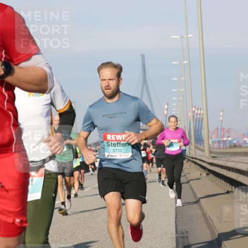03.10.2025 - Köhlbrandbrückenlauf Jannik Wohlers http://msf.ph/oto/9101863 03.10.2025 09:49:15 Position 3 19, 3521, 3710 meine-sportfotos.de