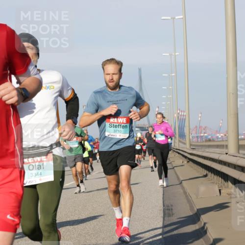 03.10.2025 - Köhlbrandbrückenlauf Jannik Wohlers http://msf.ph/oto/9101881 03.10.2025 09:49:15 Position 3 19, 3521, 3344, 3710 meine-sportfotos.de