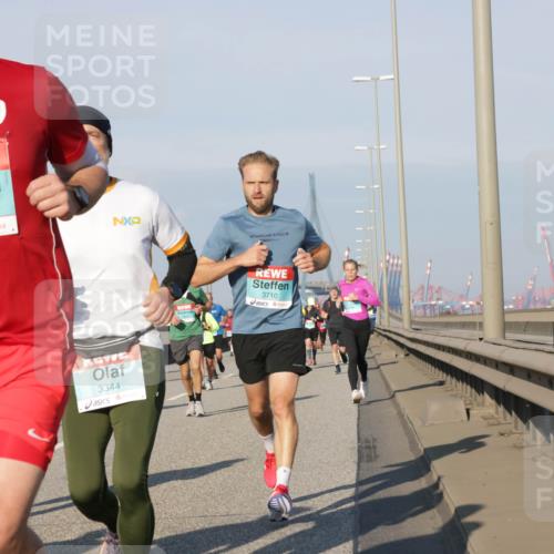 03.10.2025 - Köhlbrandbrückenlauf Jannik Wohlers http://msf.ph/oto/9101886 03.10.2025 09:49:15 Position 3 19, 3521, 3344, 3710 meine-sportfotos.de