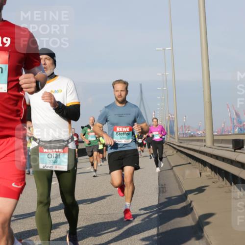 03.10.2025 - Köhlbrandbrückenlauf Jannik Wohlers http://msf.ph/oto/9101900 03.10.2025 09:49:15 Position 3 19, 3521, 3344, 3710 meine-sportfotos.de