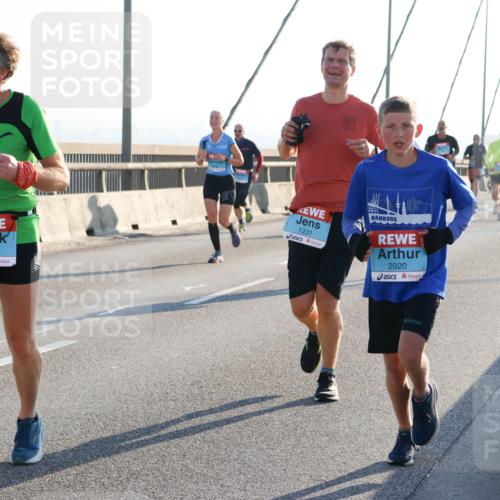 03.10.2025 - Köhlbrandbrückenlauf Strokosch-Dieckow http://msf.ph/oto/9101901 03.10.2025 09:22:24 Position 1 2710, 1231, 2920 meine-sportfotos.de