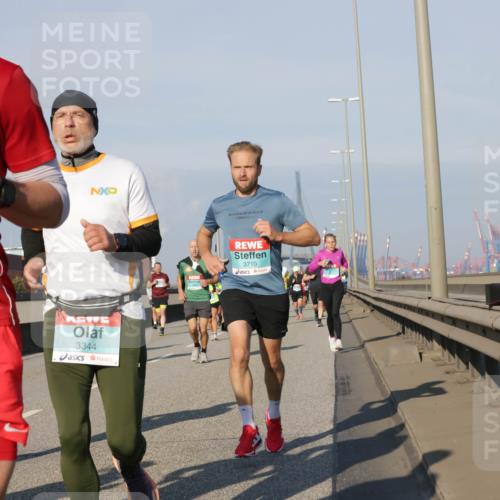 03.10.2025 - Köhlbrandbrückenlauf Jannik Wohlers http://msf.ph/oto/9101910 03.10.2025 09:49:15 Position 3 19, 3521, 3344, 3710 meine-sportfotos.de