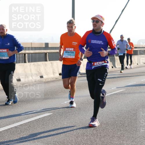 03.10.2025 - Köhlbrandbrückenlauf Strokosch-Dieckow http://msf.ph/oto/9102254 03.10.2025 09:23:39 Position 1 18, 3764, 1315 meine-sportfotos.de