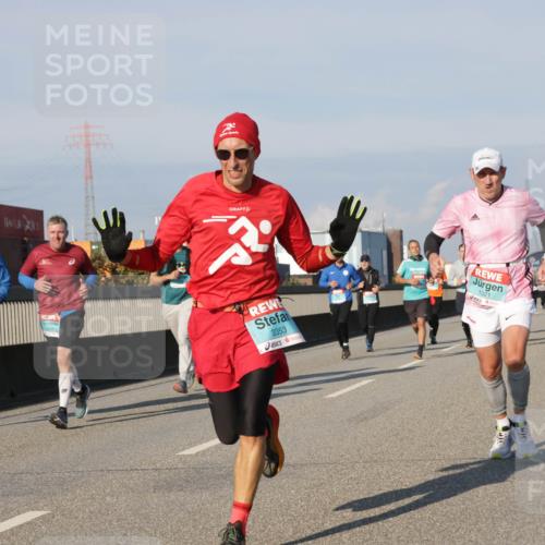 03.10.2025 - Köhlbrandbrückenlauf Jannik Wohlers http://msf.ph/oto/9102477 03.10.2025 09:49:34 Position 3 3353, 1321 meine-sportfotos.de