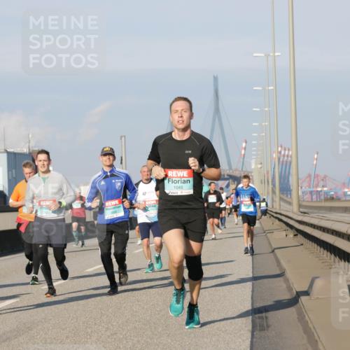 03.10.2025 - Köhlbrandbrückenlauf Jannik Wohlers http://msf.ph/oto/9102577 03.10.2025 09:49:37 Position 3 1141, 3066, 1045 meine-sportfotos.de