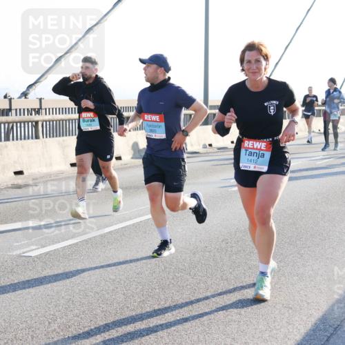 03.10.2025 - Köhlbrandbrückenlauf Strokosch-Dieckow http://msf.ph/oto/9102715 03.10.2025 09:25:12 Position 1 1445, 3820, 1412 meine-sportfotos.de