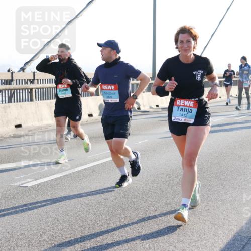 03.10.2025 - Köhlbrandbrückenlauf Strokosch-Dieckow http://msf.ph/oto/9102723 03.10.2025 09:25:12 Position 1 1445, 3820, 1412 meine-sportfotos.de