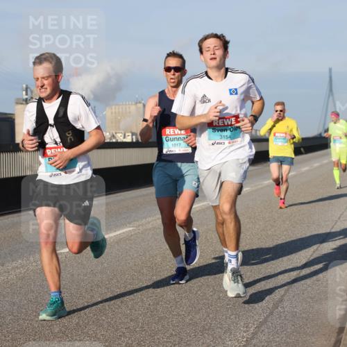 03.10.2025 - Köhlbrandbrückenlauf Lena Gebhardt http://msf.ph/oto/9102922 03.10.2025 09:37:45 Position 2 19710, 1017, 3154 meine-sportfotos.de