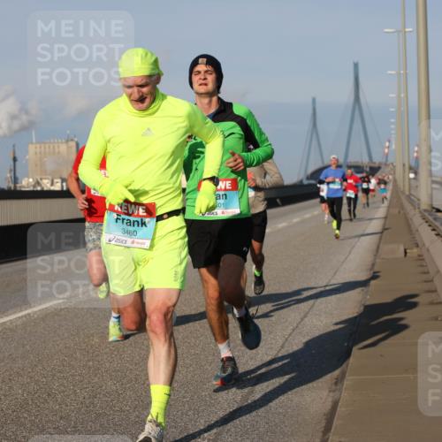 03.10.2025 - Köhlbrandbrückenlauf Lena Gebhardt http://msf.ph/oto/9103406 03.10.2025 09:38:03 Position 2 3460, 01 meine-sportfotos.de