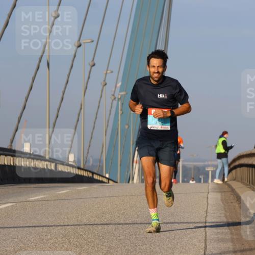 03.10.2025 - Köhlbrandbrückenlauf Strokosch-Dieckow http://msf.ph/oto/9104508 03.10.2025 09:30:06 Position 2 3760 meine-sportfotos.de