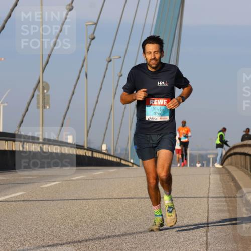 03.10.2025 - Köhlbrandbrückenlauf Strokosch-Dieckow http://msf.ph/oto/9104538 03.10.2025 09:30:07 Position 2 3760 meine-sportfotos.de