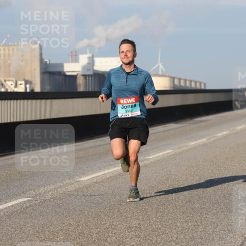 03.10.2025 - Köhlbrandbrückenlauf Lena Gebhardt http://msf.ph/oto/9104552 03.10.2025 09:38:41 Position 2 3350, 6 meine-sportfotos.de