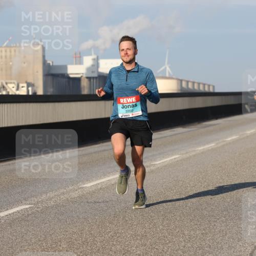 03.10.2025 - Köhlbrandbrückenlauf Lena Gebhardt http://msf.ph/oto/9104572 03.10.2025 09:38:41 Position 2 3350 meine-sportfotos.de