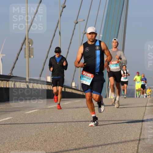 03.10.2025 - Köhlbrandbrückenlauf Strokosch-Dieckow http://msf.ph/oto/9105144 03.10.2025 09:32:41 Position 2 3463 meine-sportfotos.de