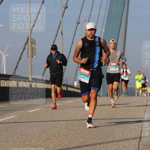 03.10.2025 - Köhlbrandbrückenlauf Strokosch-Dieckow http://msf.ph/oto/9105171 03.10.2025 09:32:41 Position 2 3463 meine-sportfotos.de