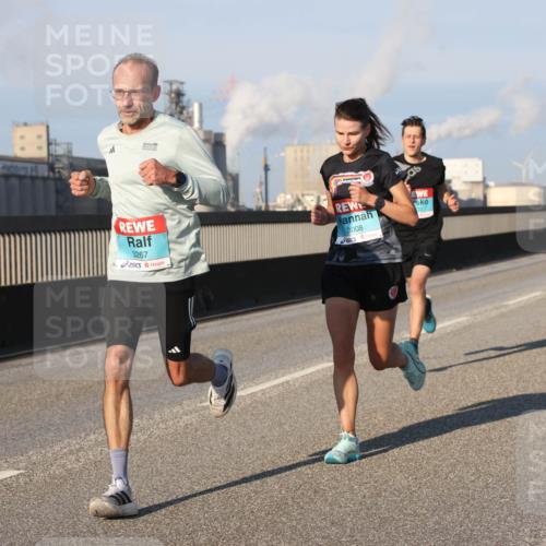 03.10.2025 - Köhlbrandbrückenlauf Lena Gebhardt http://msf.ph/oto/9105310 03.10.2025 09:38:56 Position 2 3267, 3008 meine-sportfotos.de