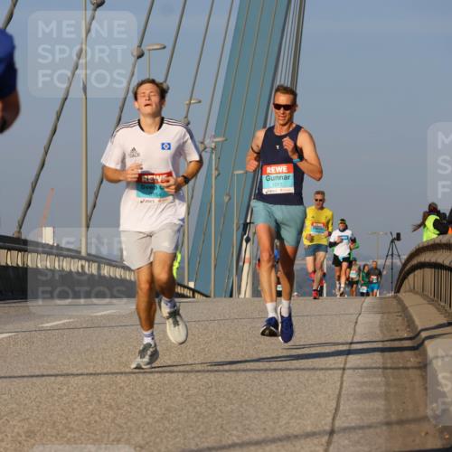 03.10.2025 - Köhlbrandbrückenlauf Strokosch-Dieckow http://msf.ph/oto/9105354 03.10.2025 09:33:00 Position 2 1002, 154, 1017 meine-sportfotos.de