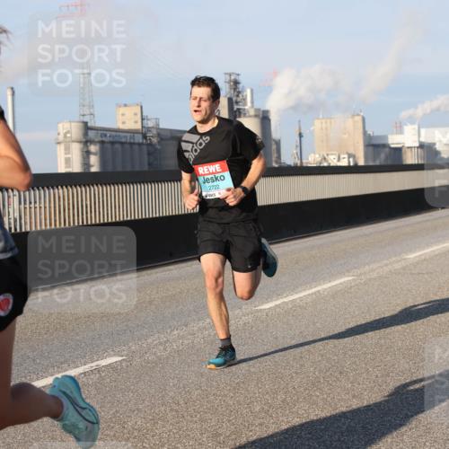 03.10.2025 - Köhlbrandbrückenlauf Lena Gebhardt http://msf.ph/oto/9105380 03.10.2025 09:38:58 Position 2 3008, 2722 meine-sportfotos.de