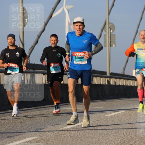 03.10.2025 - Köhlbrandbrückenlauf Strokosch-Dieckow http://msf.ph/oto/9105900 03.10.2025 09:34:14 Position 2 3269, 3248, 3 meine-sportfotos.de