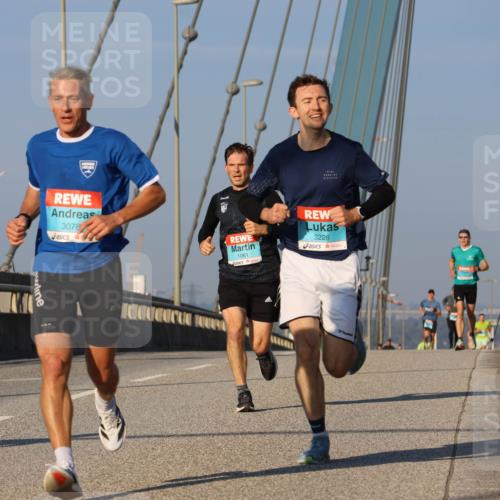 03.10.2025 - Köhlbrandbrückenlauf Strokosch-Dieckow http://msf.ph/oto/9106282 03.10.2025 09:34:55 Position 2 3078, 3226, 1061 meine-sportfotos.de