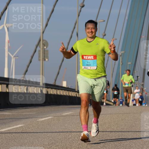 03.10.2025 - Köhlbrandbrückenlauf Strokosch-Dieckow http://msf.ph/oto/9106486 03.10.2025 09:35:25 Position 2 3841 meine-sportfotos.de