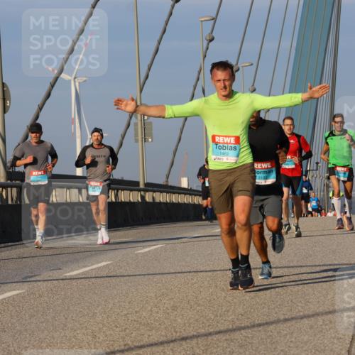 03.10.2025 - Köhlbrandbrückenlauf Strokosch-Dieckow http://msf.ph/oto/9106554 03.10.2025 09:35:36 Position 2 1462, 3193 meine-sportfotos.de