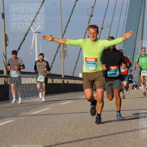 03.10.2025 - Köhlbrandbrückenlauf Strokosch-Dieckow http://msf.ph/oto/9106578 03.10.2025 09:35:36 Position 2 1462, 3193 meine-sportfotos.de