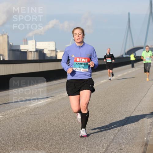 03.10.2025 - Köhlbrandbrückenlauf Lena Gebhardt http://msf.ph/oto/9106692 03.10.2025 09:39:28 Position 2 3704 meine-sportfotos.de